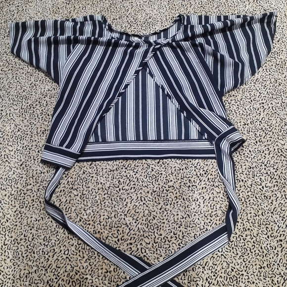 💥3/$25💥Crop Top w/Open Back Small - Picture 3 of 5